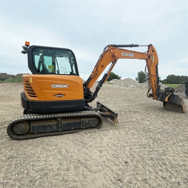 Mini-pelle Case CX60C (2017), 829 heures, 6 tonnes - occasion