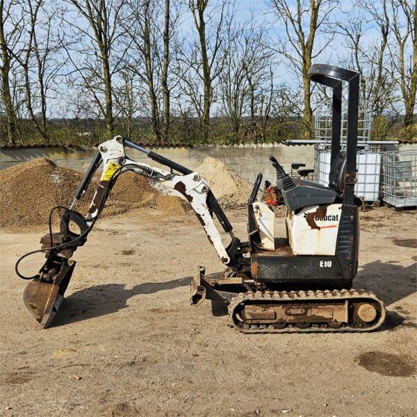 Mini-pelle Bobcat E10 (2014), 2 371 heures, 1.2 tonne - occasion