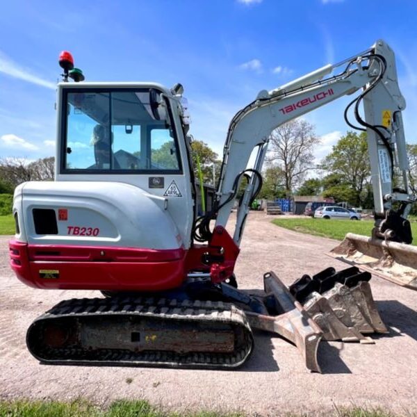 Mini-pelle Takeuchi TB230 (2018), 2 916 heures, 2.8 tonnes - reconditionnée