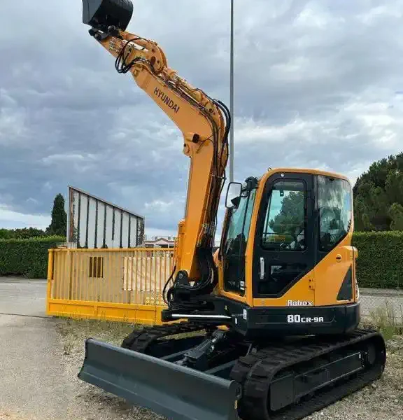 Mini-pelle Hyundai R80CR-9A (2023), 20 heures, 8 tonnes - quasi neuve