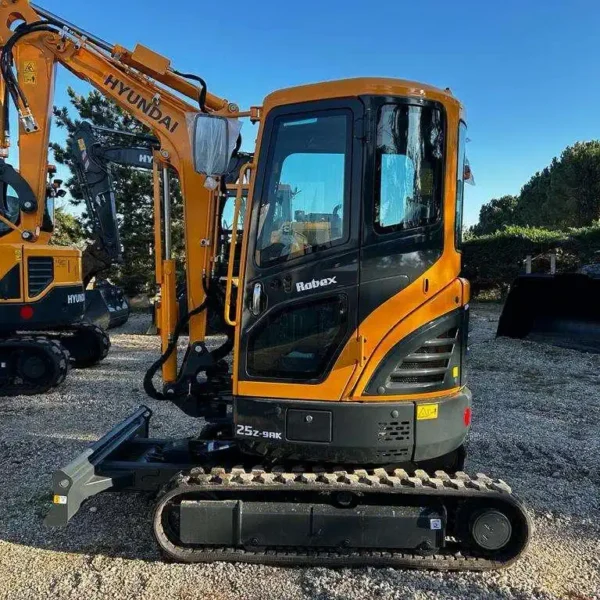 Mini-pelle Hyundai R25Z-9AK (2023), 10 heures, 2.5 tonnes – quasi neuve
