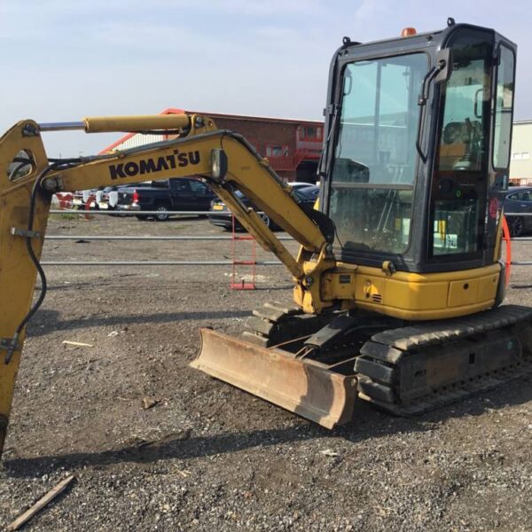 Mini-pelle Komatsu PC26MR-3 (2012), 3 900 heures, 2.8 tonnes - occasion