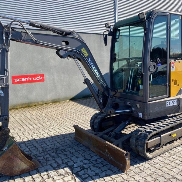 Mini-pelle Volvo ECR25 (2015), 1 375 heures, 2.5 tonnes – reconditionnée