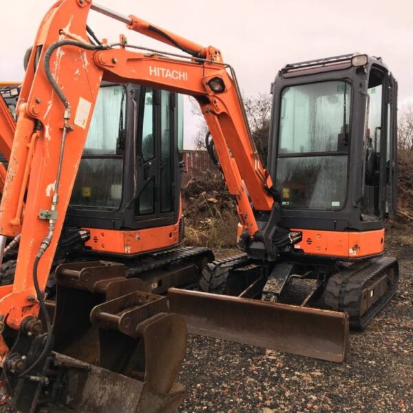 Mini-pelle Hitachi ZX30U-2 (2008), 5 288 heures, 3.4 tonnes - occasion